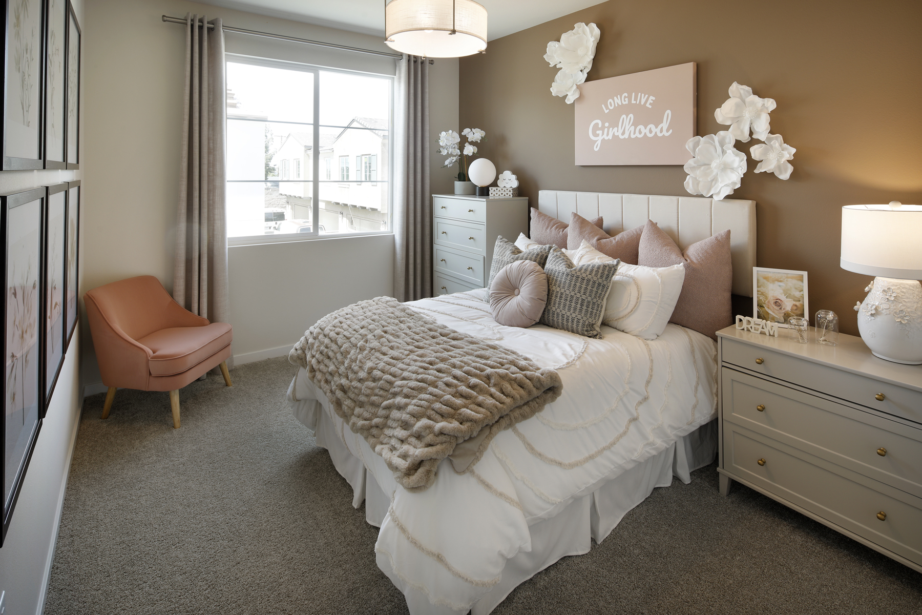 A bedroom with a bed and a chair.