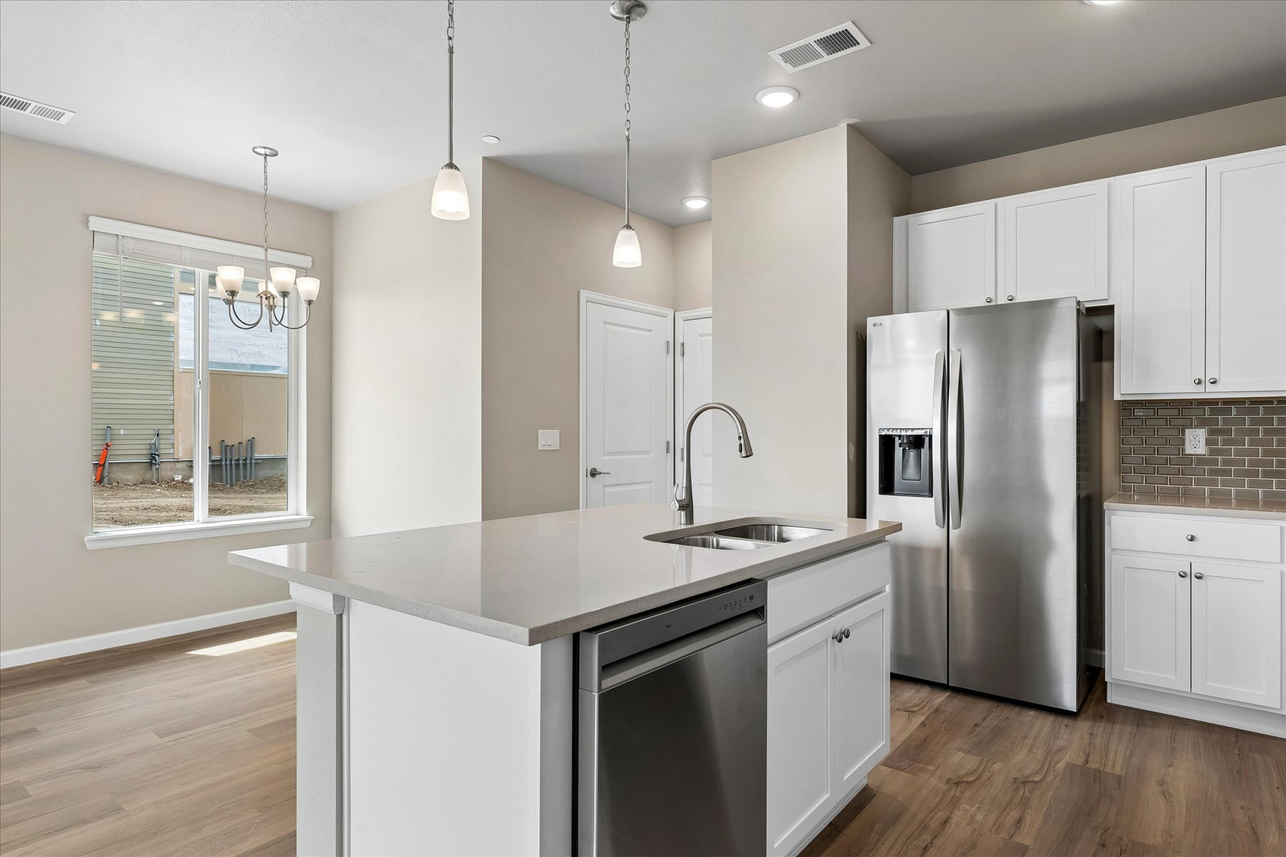 A kitchen with white cabinets.