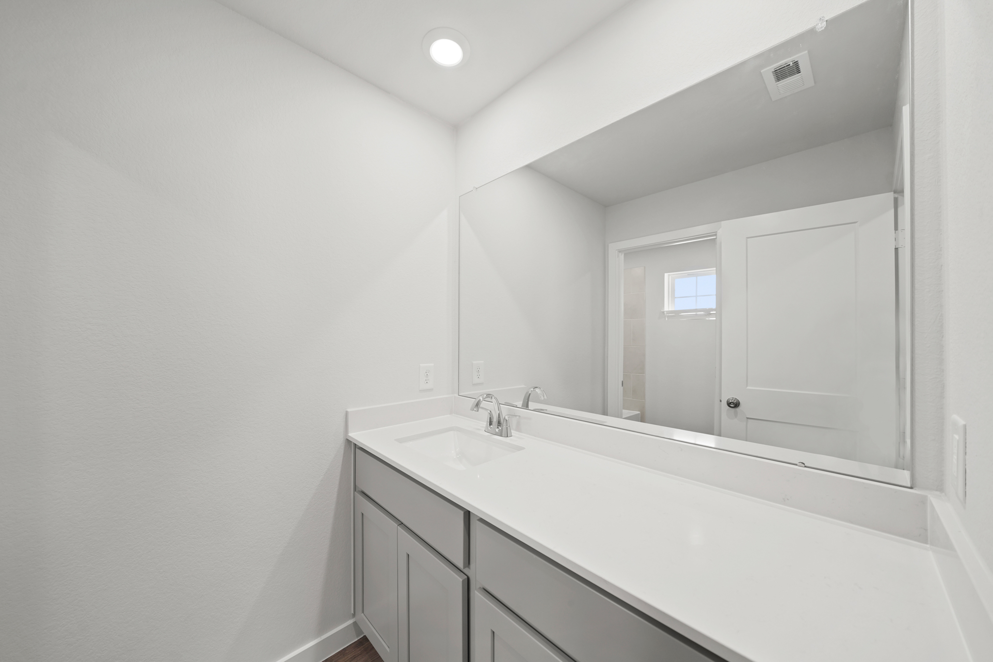 A bathroom with a sink and a mirror.