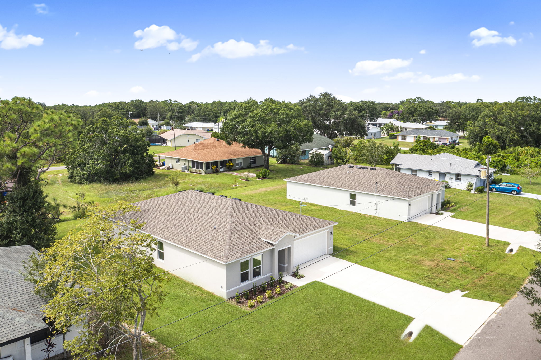 A group of houses with trees in the back.